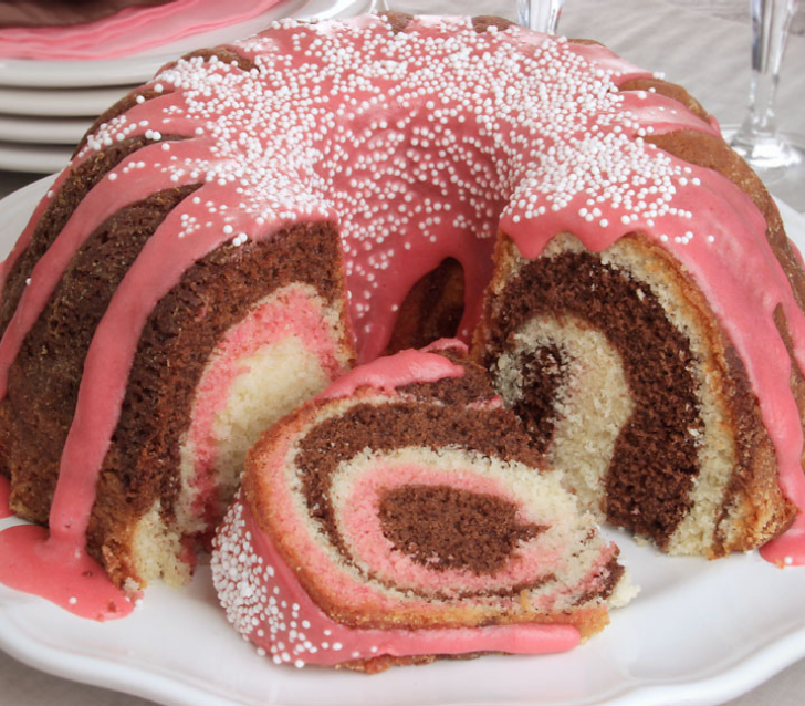 Bolo Napolitano com calda de morango – cores e sabor que chamam atenção